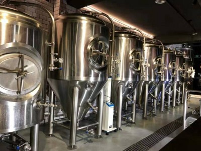 两锅三器精酿啤酒设备生产厂家 2000升的啤酒机器图2