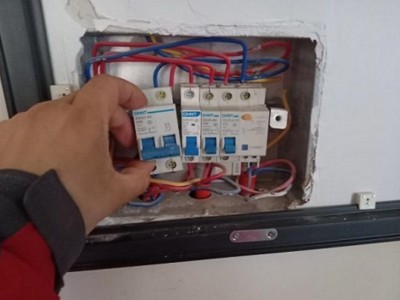 太原赛马场电工上门维修电路跳闸 换空开 安装灯具浴霸 窜网线图3