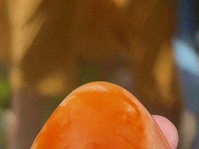 青岛港进口阿根廷琥珀大块毛料原石红茶色虫珀紫罗兰双色报关清关图1