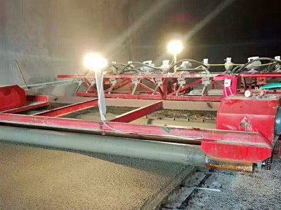 振捣棒三轴摊铺机 柴油路面震动整平机图3