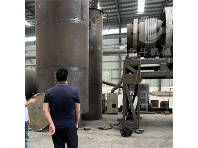 木材干馏炭化机热效率高，绿色节能两不误图2