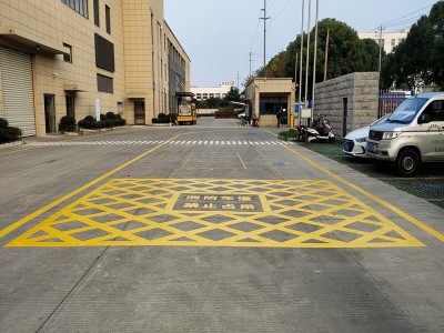 常熟支塘镇厂区道路划线标准、苏州厂大门网格线施工、工业园区地面标线图1