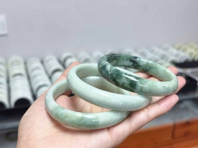 蓝田玉绿翠手镯